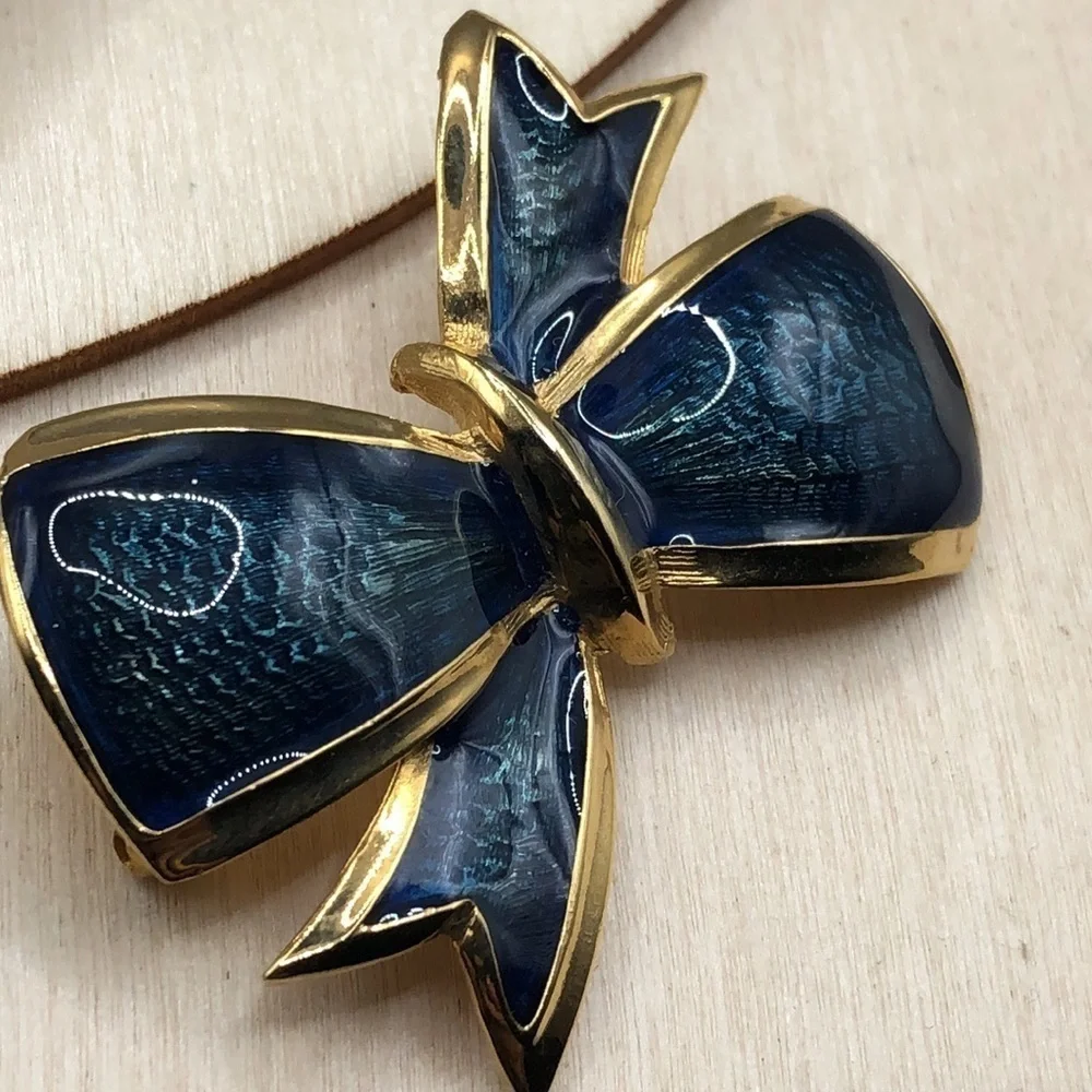 Vintage enamel fancy  bow brooch, textured look